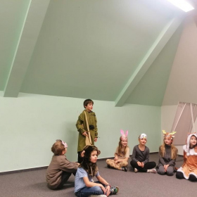 Prosincové dění  - 2.A hraje divadlo Fotka 35