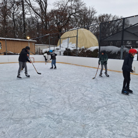 Prosincové dění  - 8.B - Bruslení Fotka 29