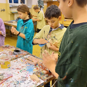 Prosincové dění  - 6.A - Tvoření v dřevěné dílně Fotka 60