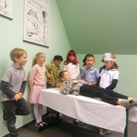 Prosincové dění  - 2.A hraje divadlo Fotka 36