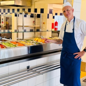 Salátový bar ve školní jídelně