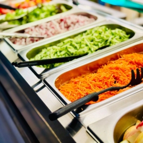 Salátový bar ve školní jídelně Fotka 7