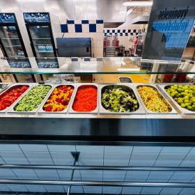 Salátový bar ve školní jídelně Fotka 2