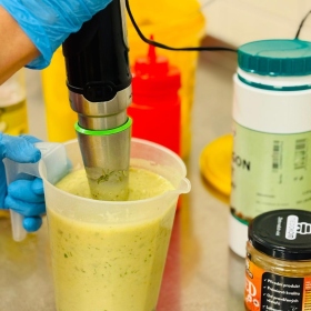 Salátový bar ve školní jídelně Fotka 8