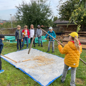 Tematický den I - 4.A Mlat, mletí obilí a pečení chleba Fotka 21