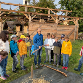 Tematický den I - 4.A Mlat, mletí obilí a pečení chleba Fotka 22